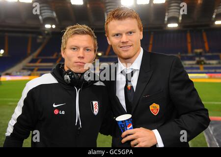 Le Bjorn Helge Riise de Fulham (à gauche) avec son frère, JOHN Arne Riise de Roma, sur la ligne de contact avant le coup d'envoi Banque D'Images