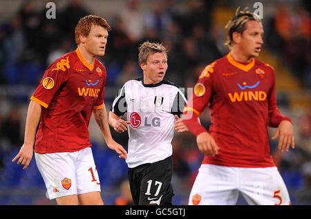 COMME Jean Arne Riise de Roma (à gauche) avec son frère, Bjorn Helge Riise de Fulham (au centre), pendant le match. Banque D'Images