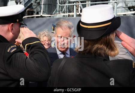 Le Prince de Galles est à bord du NCSM Haida à Hamilton, près de Toronto, au Canada. La duchesse a appris ses racines canadiennes aujourd'hui alors qu'elle poursuit sa tournée dans le pays nord-américain avec le prince de Galles. Banque D'Images