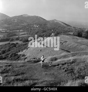 Avant l'arrivée des légions romaines, les premiers Britanniques avaient lancé ces travaux de terrassement, dont le soleil se couche sur les collines de Malvern, dans le Worcestershire.C'est le camp britannique, ou la balise Herefordshire, un point de vue pour les soldats il y a longtemps qui a été construit au 2ème siècle avant Jésus-Christ.Par temps clair, 10,000 miles carrés sont visibles. Banque D'Images