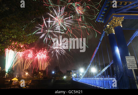 Feux d'artifice de nuit. Feux d'artifice au-dessus de la rivière Clyde à Glasgow. Banque D'Images