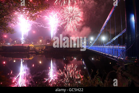 Feux d'artifice de nuit. Feux d'artifice au-dessus de la rivière Clyde à Glasgow. Banque D'Images