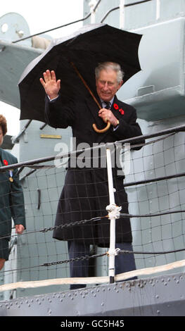 Le Prince de Galles est à bord du NCSM Haida à Hamilton, près de Toronto, au Canada. Banque D'Images