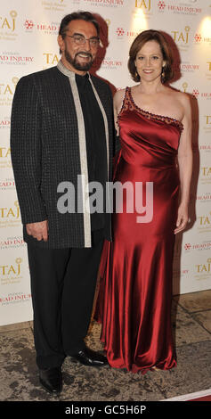 Sigourney Weaver et l'acteur indien Kabir Bedi arrivent pour le Royal Rajasthan Gala à Banqueting House sur Whitehall à Londres. Banque D'Images