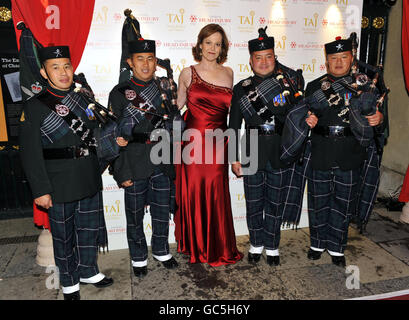 Sigourney Weaver se tient avec les musiciens de Gurkha alors qu'elle arrive pour le Royal Rajasthan Gala à Banqueting House sur Whitehall à Londres. Banque D'Images