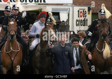 Seagram, monté par Nigel Hawke, est le premier à entrer dans l'enclos des gagnants après avoir remporté le Grand National 1991 à Aintree. Banque D'Images