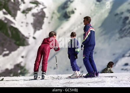 La princesse de Galles parle à son fils aîné, le prince William, alors qu'ils attendent que d'autres membres de leur parti se rattrapent, lors d'un séjour de ski à Lech, en Autriche. Banque D'Images