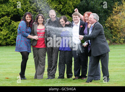 (De gauche à droite) Emma Cartwight, Ceri Scullion, Sean Connor, Alex Parry, James Bennett, Donna Rhodes et John Walsh fêtent après avoir gagné 45 millions dans le jackpot d'Euromonds de samedi, à Thornton Hough, Wirral. Banque D'Images