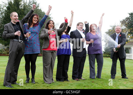 (De gauche à droite) Sean Connor, Emma Cartwight, Ceri Scullion, Alex Parry, James Bennett, Donna Rhodes et John Walsh fêtent après avoir gagné 45 millions dans le jackpot d'Euromonds de samedi, à Thornton Hough, Wirral. Banque D'Images