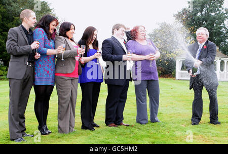 (De gauche à droite) Sean Connor, Emma Cartwight, Ceri Scullion, Alex Parry, James Bennett, Donna Rhodes et John Walsh fêtent après avoir gagné 45 millions dans le jackpot d'Euromonds de samedi, à Thornton Hough, Wirral. Banque D'Images