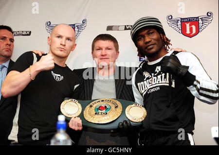 Lovemore n'Dou (à droite) en Afrique du Sud et Matthew Hatton en Grande-Bretagne posent avec le promoteur de boxe Ricky Hatton (au centre) avec la ceinture Welterweight lors d'une conférence de presse au Fenton Mannor Sports Complex, Stoke on Trent. Banque D'Images