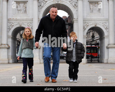 Sir Ian Botham, légende du cricket, avec des victimes de leucémie Molly Mae Shelley, Seven, et Bradley Smith, six, à Marble Arch à Londres, pour lancer 'Beefy's Great Forget Me Not Walk'. Banque D'Images