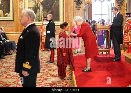 Mme Jamila Aftab, de Bristol, est fabriquée par la reine Elizabeth II de Grande-Bretagne au château de Windsor. Banque D'Images