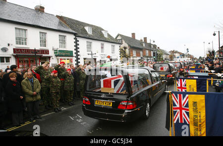 Le cortège portant les cercueils de l'Adjudant classe 1 Darren chant, 40 ans, le sergent Matthew Telford, 37 ans, Guardsman Jimmy Major, 18 ans, des Grenadier Guards, le caporal Steven Boote, 22 ans, le caporal Nicholas Webster-Smith, 24 ans, de la Gendarmerie royale du Canada, Et Serjeant Phillip Scott, 30 ans, du 3e Bataillon, les fusils, traverse les rues de Wootton Bassett dans le Wiltshire, alors que des centaines de personnes se trouvent à rendre hommage aux soldats morts en Afghanistan. Banque D'Images