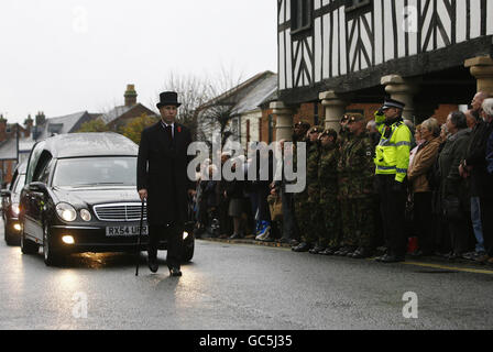 Le cortège portant les cercueils de l'Adjudant classe 1 Darren chant, 40 ans, le sergent Matthew Telford, 37 ans, Guardsman Jimmy Major, 18 ans, des Grenadier Guards, le caporal Steven Boote, 22 ans, le caporal Nicholas Webster-Smith, 24 ans, de la Gendarmerie royale du Canada, Et Serjeant Phillip Scott, 30 ans, du 3e Bataillon, les fusils, traverse les rues de Wootton Bassett dans le Wiltshire, alors que des centaines de personnes se trouvent à rendre hommage aux soldats morts en Afghanistan. Banque D'Images