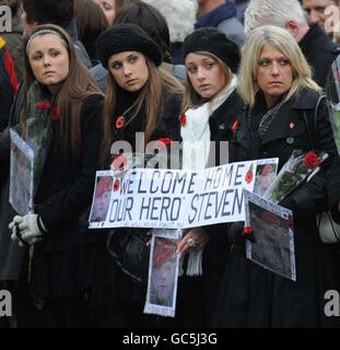 Les amateurs de garrot paient leurs respects comme les cercueils de l'Adjudant de classe 1 Darren chant, 40 ans, le Sergent Matthew Telford, 37 ans, Guardsman Jimmy Major, 18 ans, des Grenadier Guards, le Caporal Steven Boote, 22 ans, le Caporal Nicholas Webster-Smith, 24 ans, de la Gendarmerie royale du Canada, Et Serjeant Phillip Scott, 30 ans, du 3e Bataillon, les Rifles traversent le village de Wootton Bassett dans le Wiltshire pendant leur rapatriement aujourd'hui. Banque D'Images