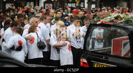 Les amateurs de garrot paient leurs respects comme les cercueils de l'Adjudant classe 1 Darren chant, 40 ans, le Sergent Matthew Telford, 37 ans, Guardsman Jimmy Major,18, du Grenadier Guards, Caporal Steven Boote, 22, Caporal Nicholas Webster-Smith, 24,De la Gendarmerie royale du Canada, et du Sergent Phillip Scott, 30 ans, du 3e Bataillon, les fusils passent par le village de Wootton Bassett, dans le Wiltshire, au cours de leur rapatriement aujourd'hui. Banque D'Images