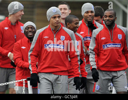 Les joueurs d'Angleterre (Wes Brown (au centre) Darren Bent (à droite)) arrivent pour une session d'entraînement à London Colney, Hertfordshire. Banque D'Images