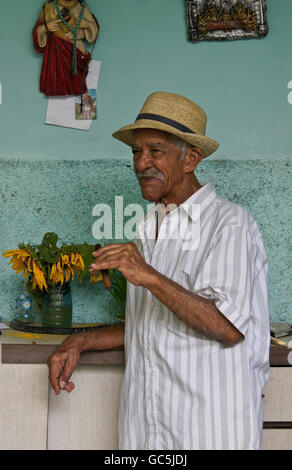 Homme âgé fumeurs de cigare, Pinar del Rio, Cuba Banque D'Images