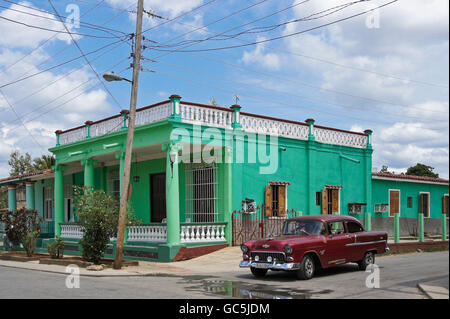 Accueil coloré et Chevrolet Classic, Viñales, province de Pinar del Rio, Cuba Banque D'Images