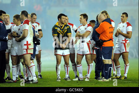 Rugby League - Gillette four Nations - finale - Angleterre / Australie - Elland Road.Les joueurs d'Angleterre sont abattus après leur défaite en Australie lors de la finale des quatre nations de Gillette à Elland Road, Leeds. Banque D'Images