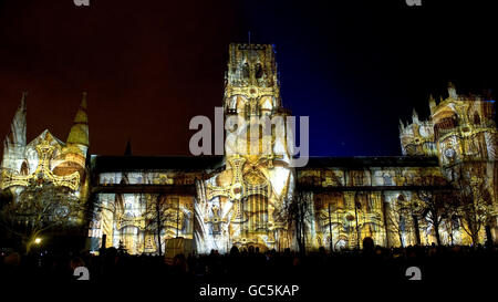 La cathédrale de Durham est illuminée pendant le festival Lumiere. Banque D'Images