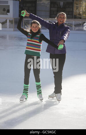 Jayne Torvill et Courtney Collis, 12 ans, de Londres célèbrent le 10e anniversaire de la patinoire Somerset House qui s'ouvre au public le 17 novembre. Banque D'Images