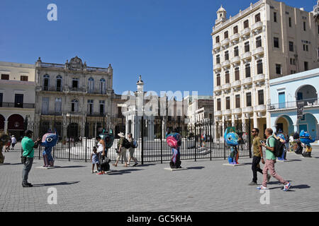 Magnifiquement rénové de bâtiments et fontaine sur la Plaza Vieja, Habana Vieja (la vieille Havane), Cuba Banque D'Images