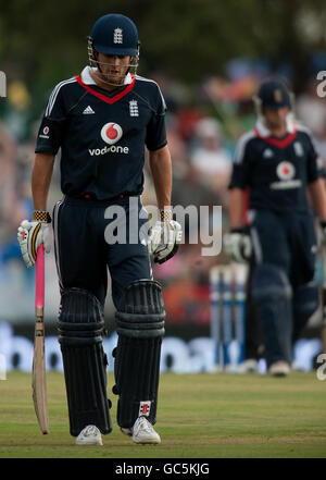 Le capitaine d'Angleterre Alastair Cook quitte le terrain après avoir été congédié par Albie Morkel, en Afrique du Sud, pendant la deuxième Twenty20 International au SuperSport Park, Centurion, en Afrique du Sud. Banque D'Images