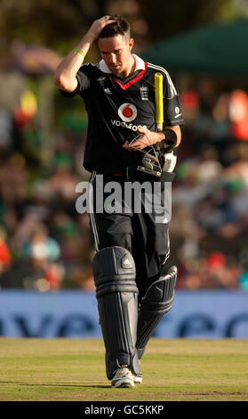 Kevin Pietersen, en Angleterre, part après avoir été séduit par le Roelof van der Merwe en Afrique du Sud, tout en jouant un coup de touche lors de la deuxième Twenty20 International au SuperSport Park, Centurion, en Afrique du Sud. Banque D'Images