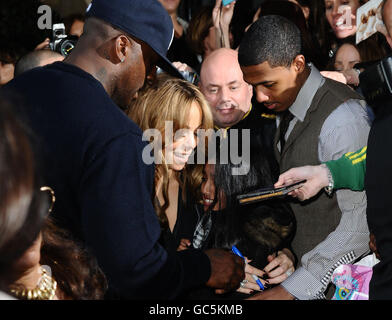 La chanteuse Mariah Carey est accueillie par des fans lorsqu'elle quitte l'hôtel Dorchester à Londres. Banque D'Images