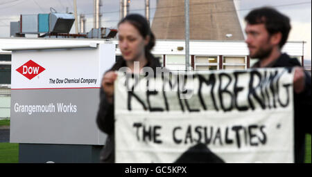 Les manifestants se rassemblent pour se souvenir du 25e anniversaire de la catastrophe de Bhopal, devant l'usine de Dow Chemical Company à Grangemouth, en Écosse. Banque D'Images