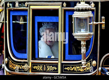 La reine Elizabeth II de Grande-Bretagne quitte Buckingham Palace pour l'ouverture d'État du Parlement dans le centre de Londres. Banque D'Images