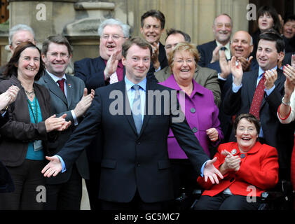 Willie bain (au centre), député du Nord-est de Glasgow nouvellement élu, est accueilli au Parlement par un collègue travailliste alors qu'il se prépare à prendre son siège à Westminster. Banque D'Images