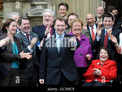 Willie bain (au centre), député du Nord-est de Glasgow nouvellement élu, est accueilli au Parlement par un collègue travailliste alors qu'il se prépare à prendre son siège à Westminster. Banque D'Images