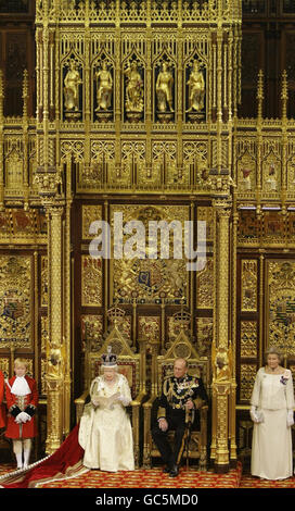 La reine Elizabeth II de Grande-Bretagne, avec le duc d'Édimbourg assis aux côtés, prononce son discours lors de l'ouverture d'État du Parlement. Banque D'Images