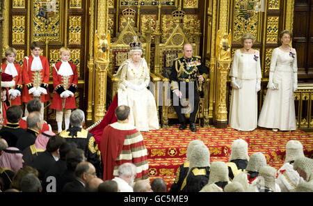 La reine Elizabeth II de Grande-Bretagne, avec le duc d'Édimbourg assis aux côtés, prononce son discours lors de l'ouverture d'État du Parlement. Banque D'Images