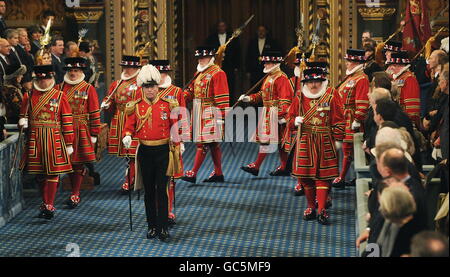 Yeoman de la Garde traverse la Galerie royale tandis que la reine Elizabeth II se prépare à prendre la parole à l'ouverture du Parlement par l'État. Banque D'Images