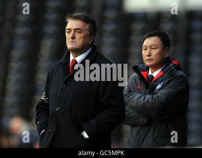 Radomir Antic, le directeur de la Serbie (à gauche) et huh Jung Moo, le directeur de la Corée, sur la ligne de contact lors de l'International friendly à Craven Cottage, Londres. Banque D'Images