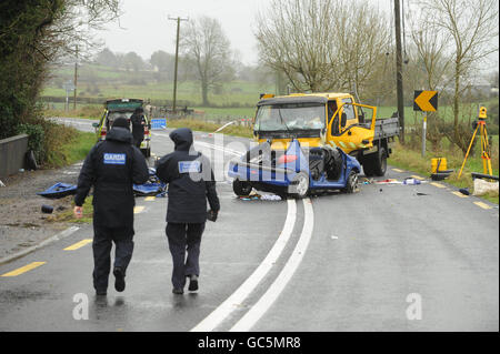 Les flics de la circulation de Garda examinaient aujourd'hui un tronçon de route entre Milltown Co. Galway et Ballindine Co. Mayo où quatre jeunes femmes ont été tuées dans un terrible accident. Banque D'Images