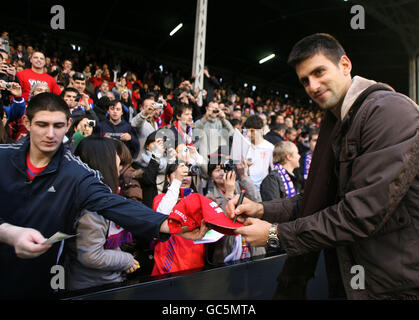 Football - International friendly - Corée du Sud / Serbie - Craven Cottage.Le joueur de tennis serbe Novak Djokovic signe des autographes à la moitié du temps Banque D'Images