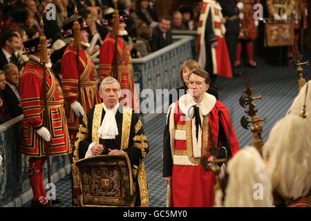 Lord Mandelson (à droite), secrétaire d'entreprise, et Jack Straw, secrétaire à la Justice, traversent la Galerie royale tandis que la reine Elizabeth II se prépare à prendre la parole lors de l'ouverture du Parlement par l'État. Banque D'Images