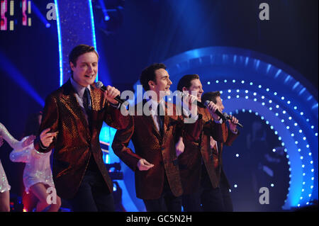 Les Jersey Boys se sont performances pendant la nuit d'appel des enfants dans le besoin au centre de télévision de la BBC à l'ouest de Londres. APPUYEZ SUR ASSOCIATION photo. Date de la photo : vendredi 20 novembre 2009. Voir PA Story SHOWBIZ Children. Le crédit photo devrait se lire comme suit : Ian West/PA Banque D'Images