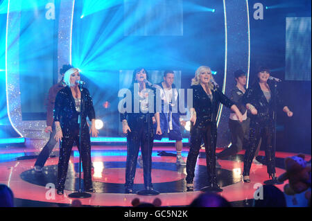 Les Nolans se sont performances pendant la nuit d'appel des enfants dans le besoin au centre de télévision de la BBC à l'ouest de Londres. APPUYEZ SUR ASSOCIATION photo. Date de la photo : vendredi 20 novembre 2009. Voir PA Story SHOWBIZ Children. Le crédit photo devrait se lire comme suit : Ian West/PA Banque D'Images