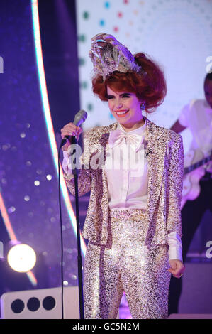 Paloma Faith se produit pendant la nuit d'appel des enfants dans le besoin au centre de télévision de la BBC à l'ouest de Londres. APPUYEZ SUR ASSOCIATION photo. Date de la photo : vendredi 20 novembre 2009. Voir PA Story SHOWBIZ Children. Le crédit photo devrait se lire comme suit : Ian West/PA Banque D'Images