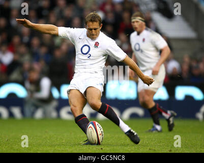 Jonny Wilkinson, de l'Angleterre, fait une pénalité lors du match Investec Challenge Series 2009 à Twickenham, Londres. Banque D'Images