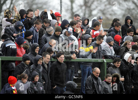 Football - Coca-Cola football League One - Yeovil Town / Charlton Athletic - Huish Park.Les fans de Charlton Athletic brave le temps humide lors du match de la Coca-Cola football League One au parc Huish, Yeovil. Banque D'Images