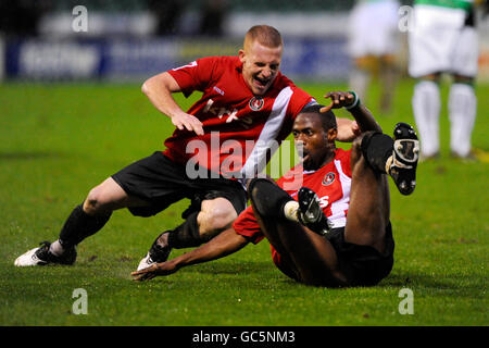 Football - Coca-Cola football League One - Yeovil Town / Charlton Athletic - Huish Park.Akpo Sodje de Charlton Athletic célèbre ses scores avec Nicky Bailey lors du match de la Coca-Cola football League One au parc Huish, Yeovil. Banque D'Images