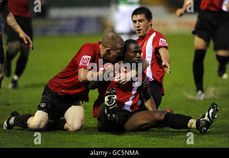 Akpo Sodje de Charlton Athletic célèbre ses scores avec Nicky Bailey lors du match de la Coca-Cola football League One au parc Huish, Yeovil. Banque D'Images