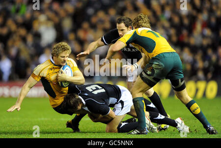 Rugby Union - 2009 Bank of Scotland Corporate Autumn Test - Scotland / Australia - Murrayfield.Alex Grove, en Écosse, s'attaque à Peter Hynes, en Australie, lors du match d'automne 2009 de la Bank of Scotland à Murrayfield, à Édimbourg. Banque D'Images